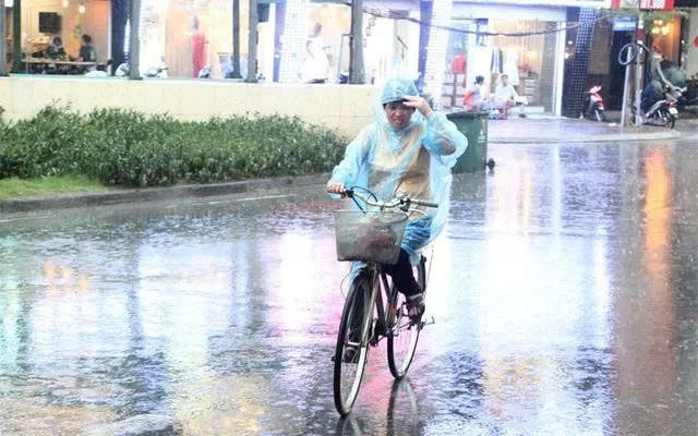 Thời tiết ngày 12/6: Miền Bắc, Hà Nội mưa rào rải rác