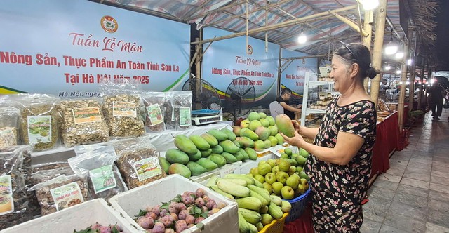 Người dân Thủ đô mua nông sản, thực phẩm an toàn tỉnh Sơn La tại tuần lễ. Ảnh: VGP/TL Người dân Thủ đô mua nông sản, thực phẩm an toàn tỉnh Sơn La tại tuần lễ. Ảnh: VGP/TL