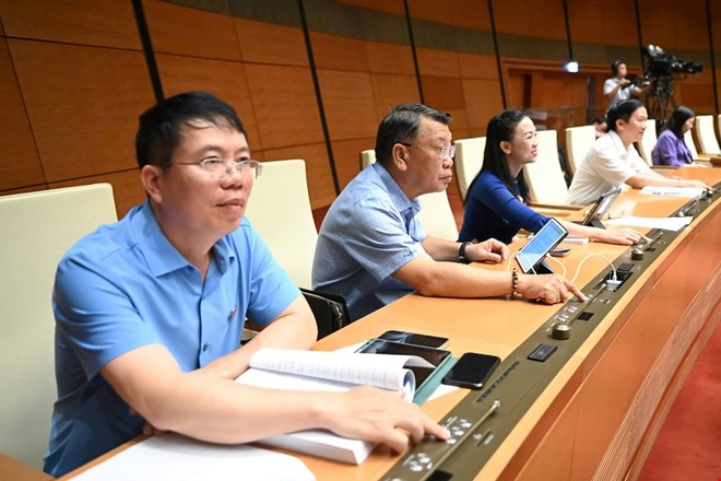 Quốc hội biểu quyết thông qua giảm 2% thuế VAT đến hết năm 2026 với hàng loạt nhóm hàng hoá, dịch vụ