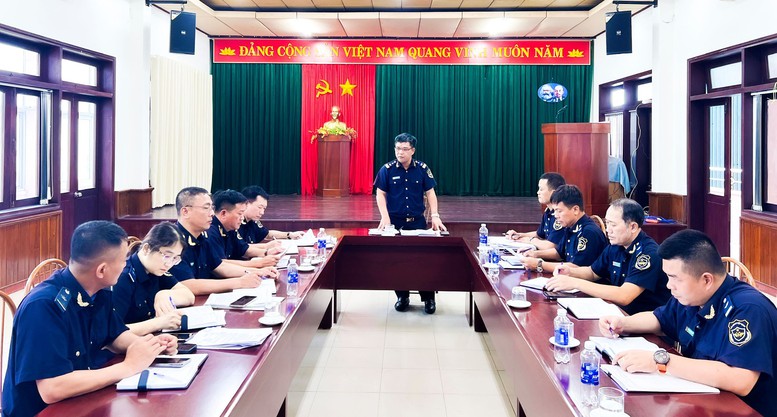 Lãnh đạo Chi cục Điều tra chống buôn lậu làm việc, triển khai công tác chống buôn lậu trên địa bàn các tỉnh miền Trung Lãnh đạo Chi cục Điều tra chống buôn lậu làm việc, triển khai công tác chống buôn lậu trên địa bàn các tỉnh miền Trung