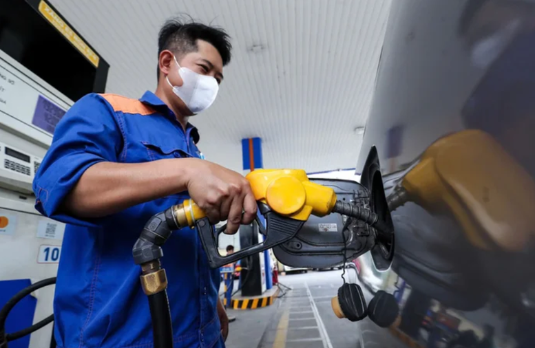 Giá xăng E5RON92 tối đa là 20.631 đồng/lít (tăng 1.169 đồng/lít so với kỳ trước) - Ảnh minh họa Giá xăng E5RON92 tối đa là 20.631 đồng/lít (tăng 1.169 đồng/lít so với kỳ trước) - Ảnh minh họa