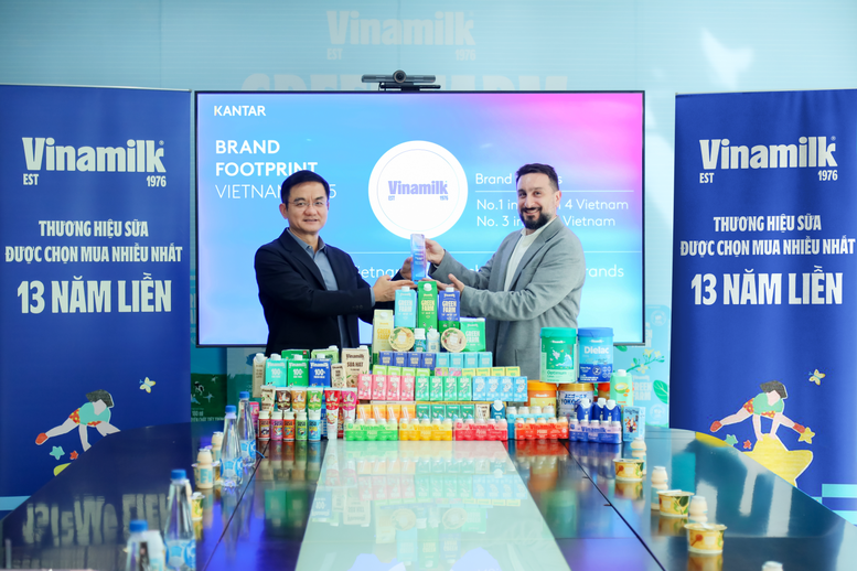 Ông Nguyễn Quang Trí (bên trái) đại diện Vinamilk đón nhận danh hiệu Thương hiệu sữa được chọn mua nhiều nhất năm thứ 13 liên tiếp - Ảnh: VGP/Nguyên Phương Ông Nguyễn Quang Trí (bên trái) đại diện Vinamilk đón nhận danh hiệu Thương hiệu sữa được chọn mua nhiều nhất năm thứ 13 liên tiếp - Ảnh: VGP/Nguyên Phương