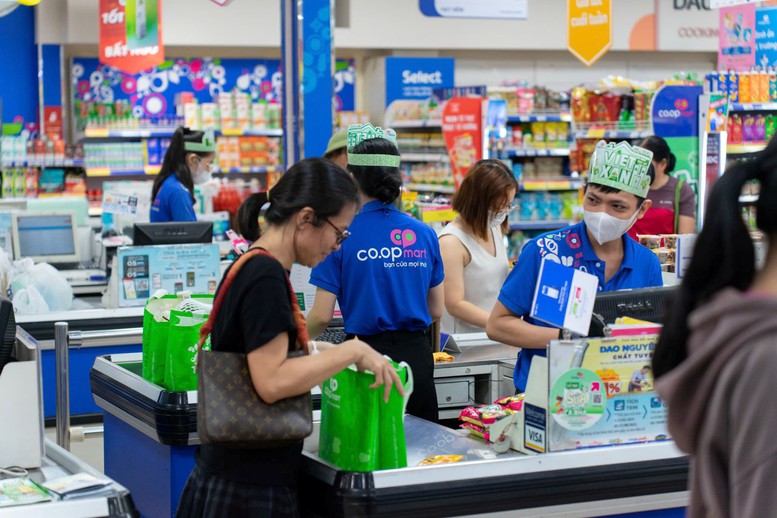 "Mua sắm xanh – Sống an lành" là một trong những chương trình khuyến mãi nổi bật trong chuỗi hoạt động của " Gia đình Việt – Đại sứ xanh" - Ảnh: VGP/PD "Mua sắm xanh – Sống an lành" là một trong những chương trình khuyến mãi nổi bật trong chuỗi hoạt động của " Gia đình Việt – Đại sứ xanh" - Ảnh: VGP/PD