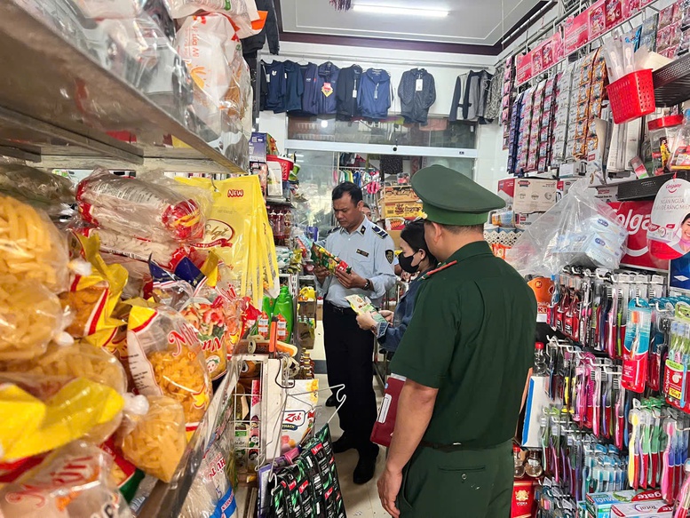Các lực lượng chức năng miền Trung vào cuộc quyết liệt, triển khai nhiều giải pháp kiểm tra, kiểm soát thị trường - Ảnh: VGP/MT Các lực lượng chức năng miền Trung vào cuộc quyết liệt, triển khai nhiều giải pháp kiểm tra, kiểm soát thị trường - Ảnh: VGP/MT
