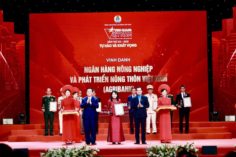 Ngân hàng Nông nghiệp và Phát triển Nông thôn Việt Nam (Agribank) vinh dự là đại diện ngân hàng duy nhất được xướng tên, ghi dấu ấn đặc biệt với những đóng góp to lớn, bền bỉ và đầy trách nhiệm vì sự phát triển của đất nước – đặc biệt trong lĩnh vực “Tam nông” - Ảnh: VGP/HT Ngân hàng Nông nghiệp và Phát triển Nông thôn Việt Nam (Agribank) vinh dự là đại diện ngân hàng duy nhất được xướng tên, ghi dấu ấn đặc biệt với những đóng góp to lớn, bền bỉ và đầy trách nhiệm vì sự phát triển của đất nước – đặc biệt trong lĩnh vực “Tam nông” - Ảnh: VGP/HT