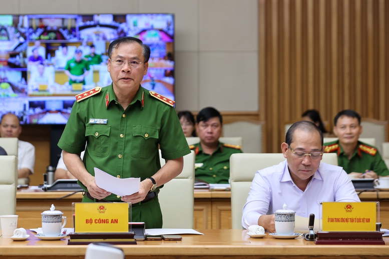 Thứ trưởng Nguyễn Văn Long: Với phương châm "xử lý một vụ, cảnh tỉnh cả vùng, cả lĩnh vực", Bộ Công an kiên quyết xử lý cả hành vi tiếp tay từ cơ quan chức năng, không có vùng cấm - Ảnh: VGP Thứ trưởng Nguyễn Văn Long: Với phương châm "xử lý một vụ, cảnh tỉnh cả vùng, cả lĩnh vực", Bộ Công an kiên quyết xử lý cả hành vi tiếp tay từ cơ quan chức năng, không có vùng cấm - Ảnh: VGP