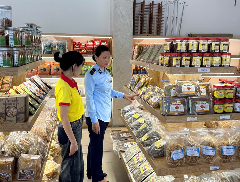Lực lượng chức năng kiểm tra tại một cửa hàng trên địa bàn thành phố - Ảnh: VGP/Lưu Hương Lực lượng chức năng kiểm tra tại một cửa hàng trên địa bàn thành phố - Ảnh: VGP/Lưu Hương