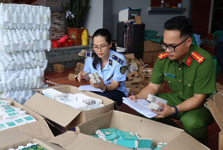 Công an và Quản lý thị trường tỉnh Bắc Giang thu giữ 13 loại mỹ phẩm giả khác nhau. Công an và Quản lý thị trường tỉnh Bắc Giang thu giữ 13 loại mỹ phẩm giả khác nhau.