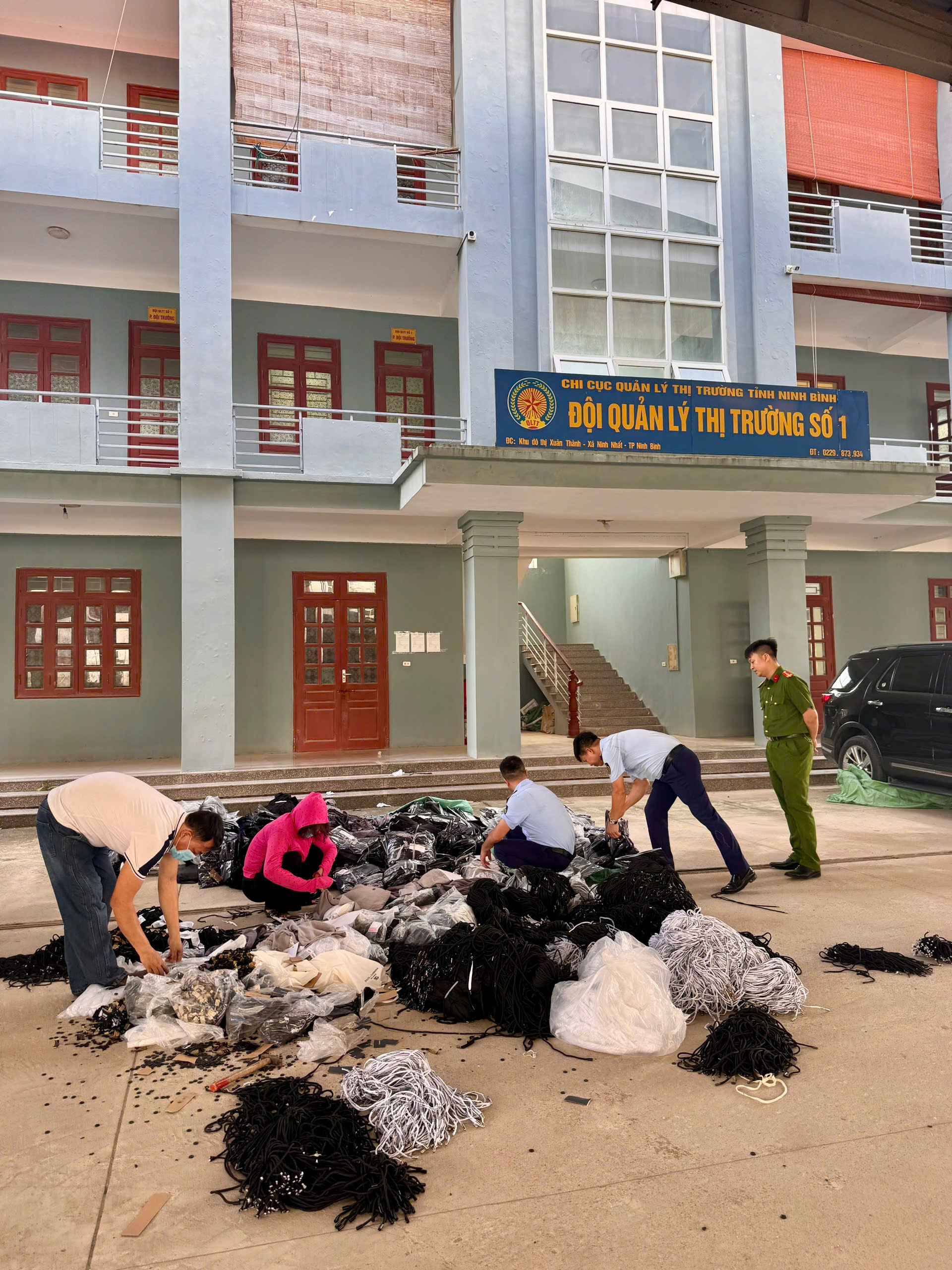 Tiêu huỷ hơn 56.500 sản phẩm quần áo và phụ kiện may mặc giả mạo nhãn hiệu