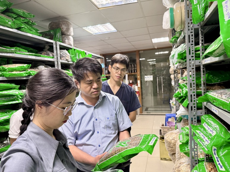 Đoàn kiểm tra của Cục Quản lý y dược cổ truyền kiểm tra tại một cơ sở sản xuất, kinh doanh thuốc y học cổ truyền trên địa bàn Hà Nội Đoàn kiểm tra của Cục Quản lý y dược cổ truyền kiểm tra tại một cơ sở sản xuất, kinh doanh thuốc y học cổ truyền trên địa bàn Hà Nội
