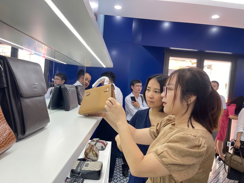 Trên 300 sản phẩm vi phạm được lực lượng QLTT kiểm tra, thu giữ trong Tháng cao điểm tại Hà Nội, TPHCM, Đà Nẵng, Quảng Ninh... trưng bày để giúp người tiêu dùng nhận diện