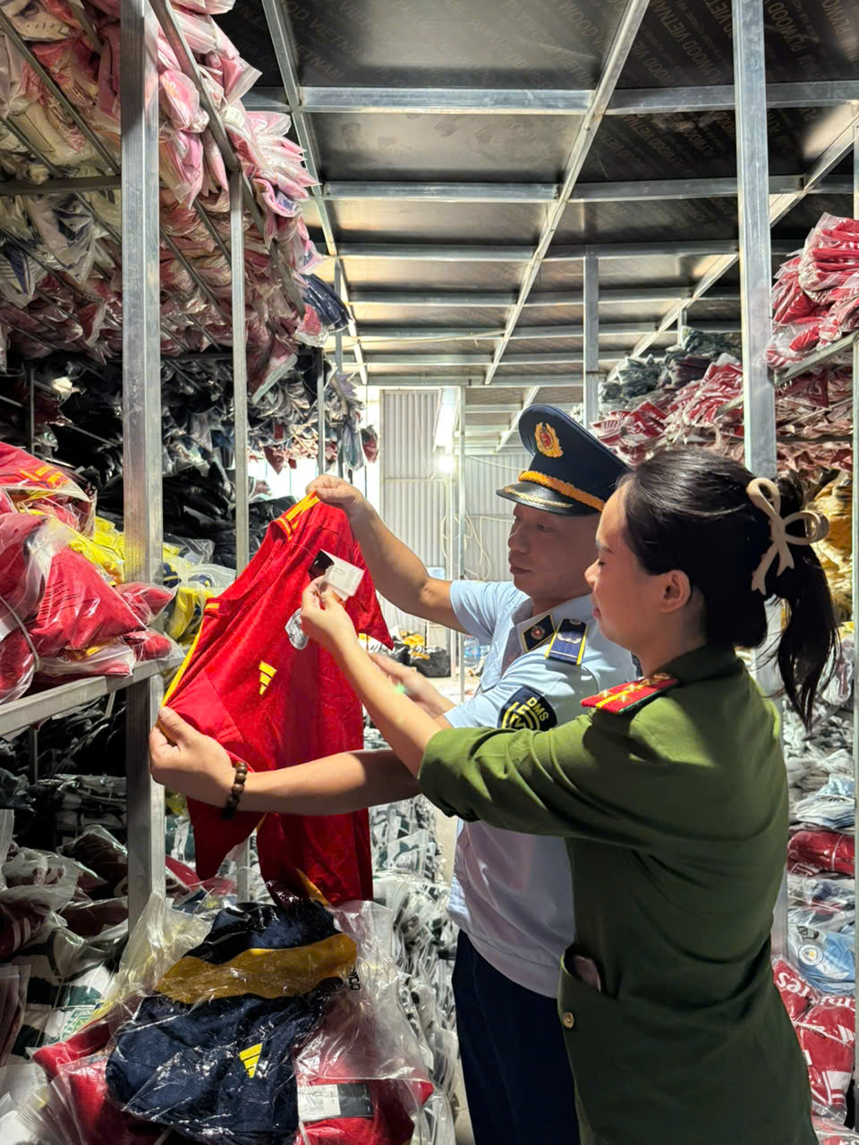 Phát hiện hơn 35.000 bộ quần áo giả mạo nhãn hiệu trị giá hơn 6 tỷ đồng