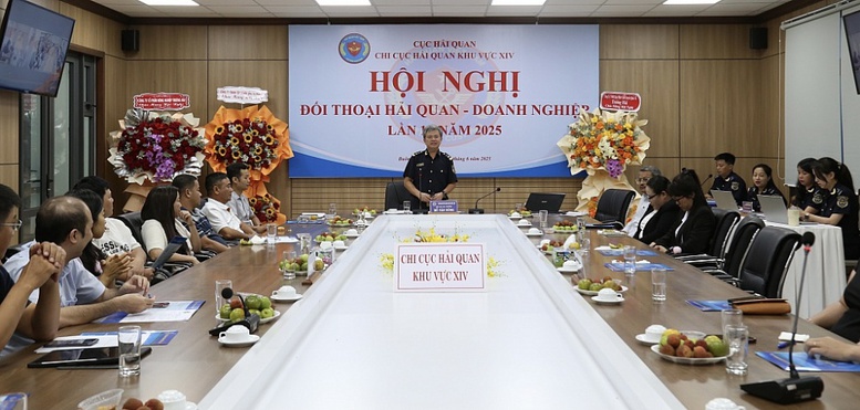 Ông Hồ Văn Dũng, Phó Chi cục trưởng Chi cục Hải quan khu vực XIV đối thoại tháo gỡ khó khăn với DN