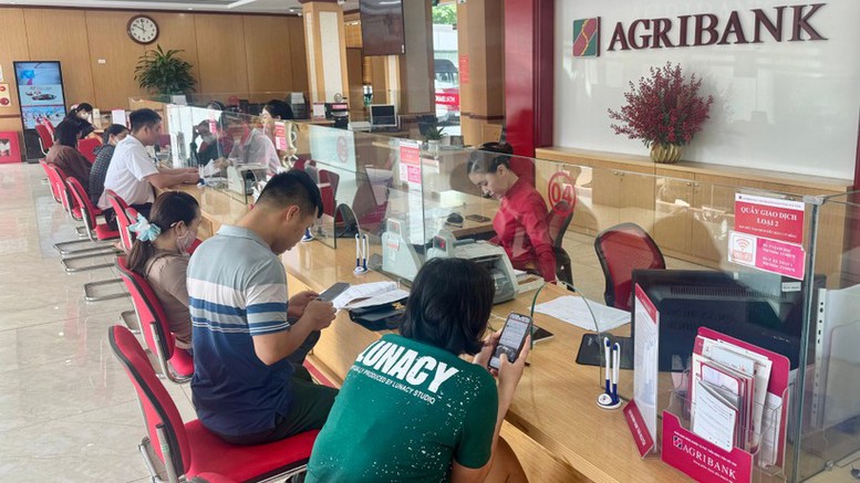Khách hàng giao dịch tại Agribank chi nhánh Nam Thái Nguyên - Ảnh: VGP/HT Khách hàng giao dịch tại Agribank chi nhánh Nam Thái Nguyên - Ảnh: VGP/HT