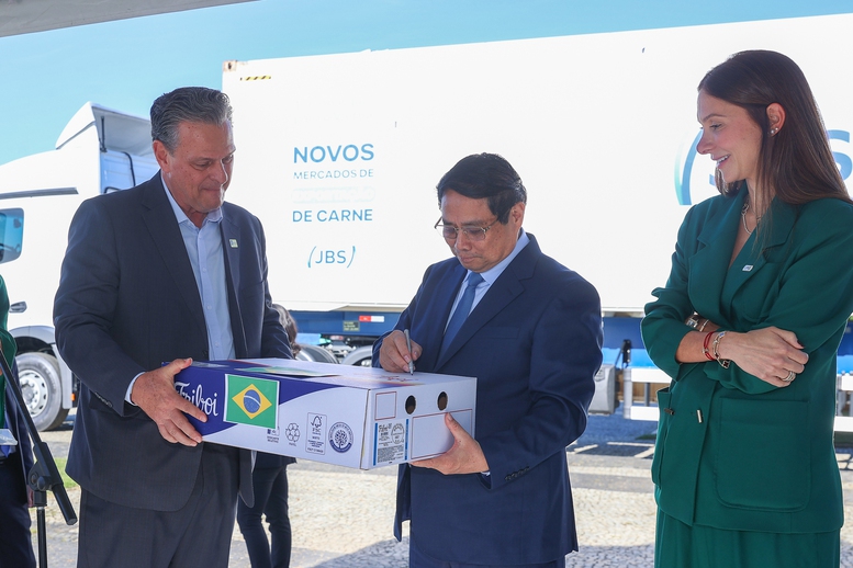 Thủ tướng ký tượng trưng sản phẩm thịt bò đầu tiên của Brazil xuất khẩu sang Việt Nam - Ảnh: VGP/Nhật Bắc Thủ tướng ký tượng trưng sản phẩm thịt bò đầu tiên của Brazil xuất khẩu sang Việt Nam - Ảnh: VGP/Nhật Bắc