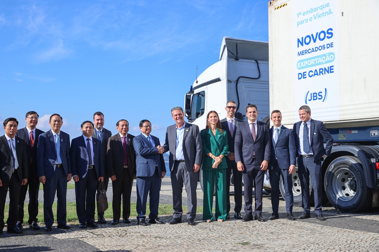 Thủ tướng cùng các đại biểu tại lễ chứng kiến container thịt bò đầu tiên của Brazil xuất khẩu sang Việt Nam - Ảnh: VGP/Nhật Bắc Thủ tướng cùng các đại biểu tại lễ chứng kiến container thịt bò đầu tiên của Brazil xuất khẩu sang Việt Nam - Ảnh: VGP/Nhật Bắc