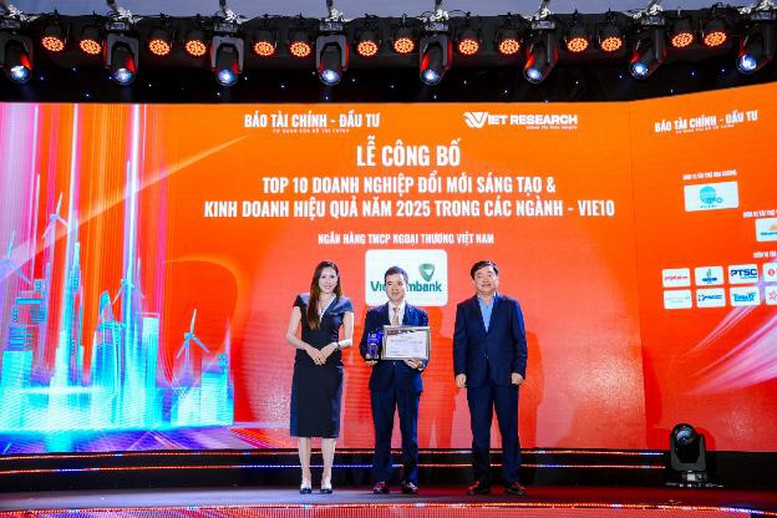 Đại diện Vietcombank nhận giải thưởng Top 10 ngân hàng Đổi mới sáng tạo và Kinh doanh hiệu quả 2025 Đại diện Vietcombank nhận giải thưởng Top 10 ngân hàng Đổi mới sáng tạo và Kinh doanh hiệu quả 2025