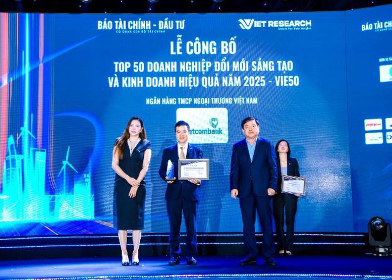 Đại diện Vietcombank nhận giải thưởng Top 50 Doanh nghiệp Đổi mới sáng tạo và Kinh doanh hiệu quả 2025 Đại diện Vietcombank nhận giải thưởng Top 50 Doanh nghiệp Đổi mới sáng tạo và Kinh doanh hiệu quả 2025