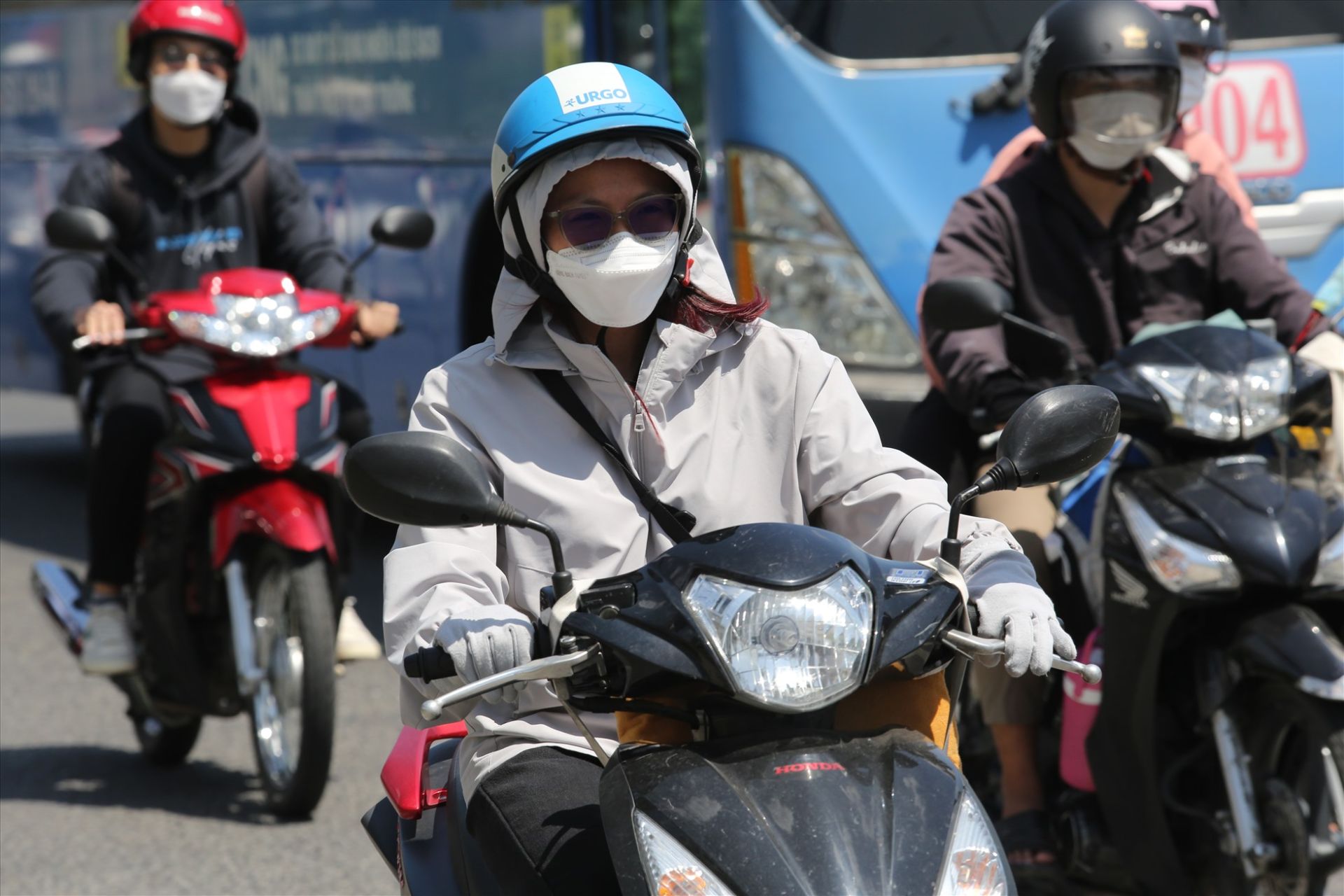 Thời tiết ngày 15/7/2025: Miền Bắc, Hà Nội nắng nóng oi bức, chiều tối mưa to