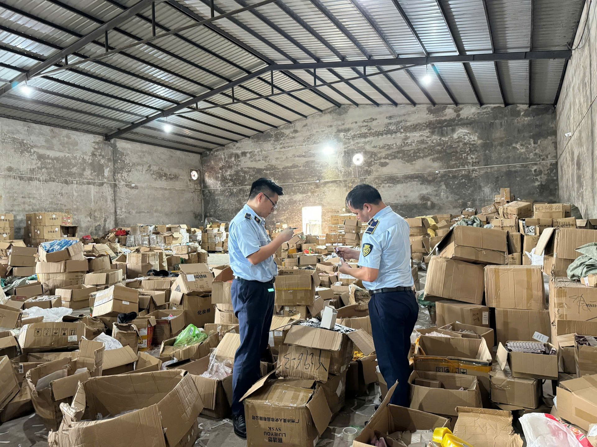 Quảng Ninh: Phát hiện kho hàng hơn 47.000 sản phẩm nhập lậu