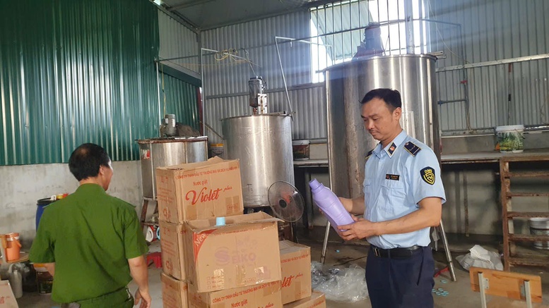 Lực lượng chức năng kiểm tra tại Công ty TNHH Đầu tư Thương mại và Dịch vụ H.V Lực lượng chức năng kiểm tra tại Công ty TNHH Đầu tư Thương mại và Dịch vụ H.V
