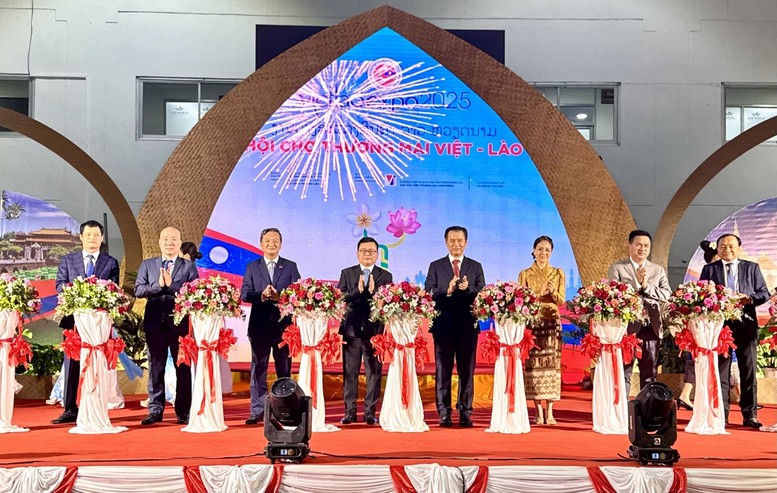 Các đại biểu cắt băng khai mạc Hội chợ Các đại biểu cắt băng khai mạc Hội chợ
