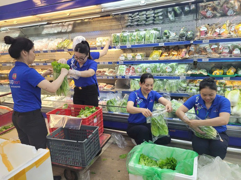 Hệ thống Co.opmart tổ chức điều phối phục vụ khách hàng trực tiếp tại siêu thị và các khách hàng đặt trực tuyến - Ảnh: VGP/Phương Dung Hệ thống Co.opmart tổ chức điều phối phục vụ khách hàng trực tiếp tại siêu thị và các khách hàng đặt trực tuyến - Ảnh: VGP/Phương Dung