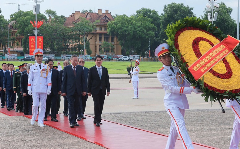 Lãnh đạo Đảng, Nhà nước đặt vòng hoa, vào Lăng viếng Chủ tịch Hồ Chí Minh, tưởng niệm các anh hùng liệt sĩ