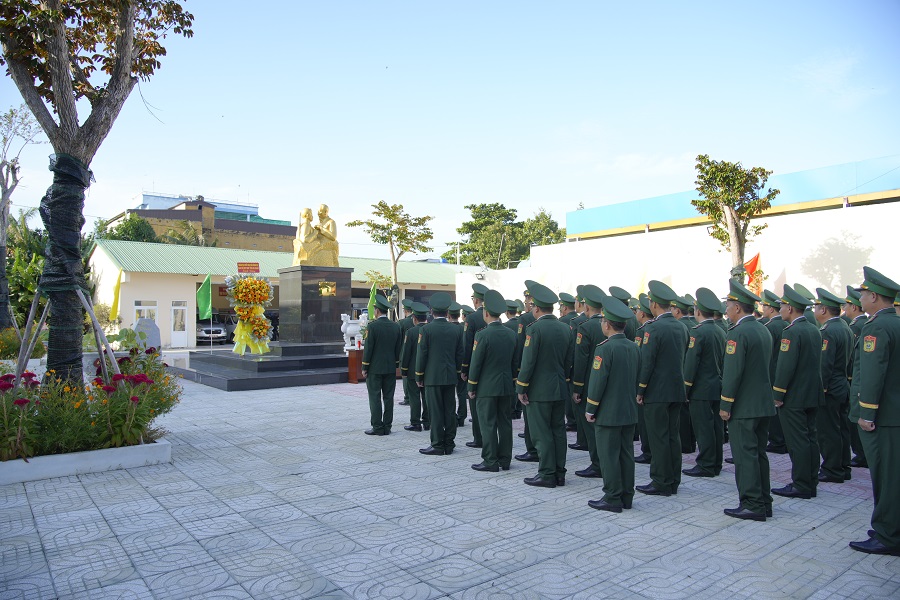 Dâng hương, dâng hoa báo công với Bác