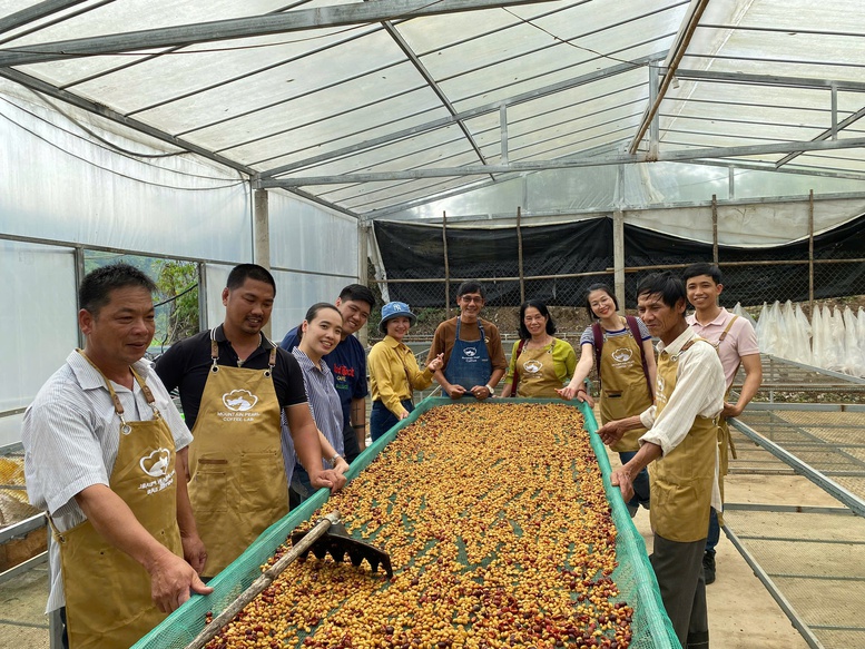 Cup'n'Care cũng mở những lớp hướng dẫn học chế biến cà phê phi lợi nhuận cho bà con.
