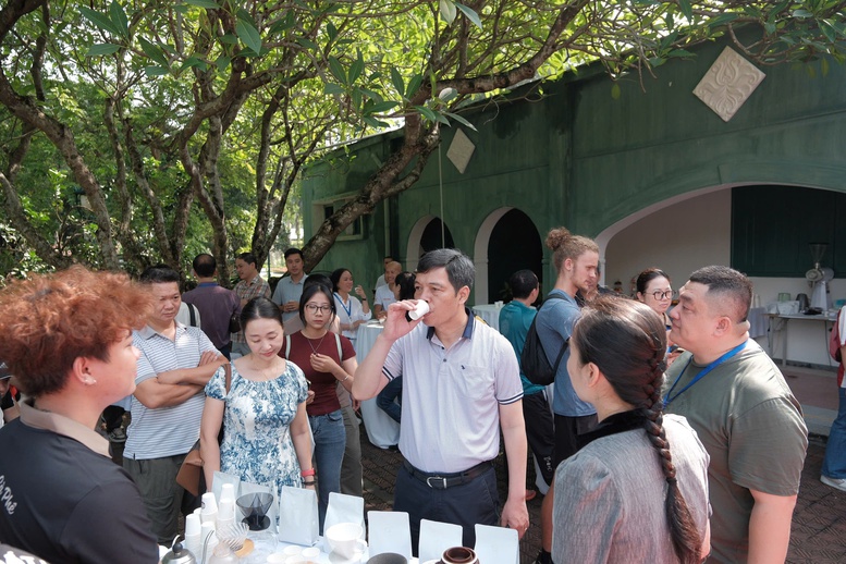 Thưởng thức cà phê trong không gian đặc biệt.