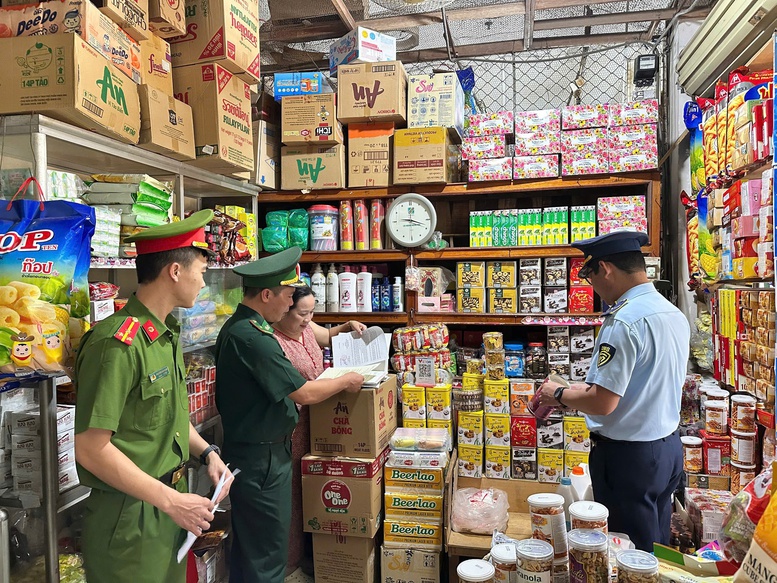 Lực lượng liên ngành phối hợp tuyên truyền chống hàng giả, hàng nhái đến hộ kinh doanh - Ảnh: VGP/MT Lực lượng liên ngành phối hợp tuyên truyền chống hàng giả, hàng nhái đến hộ kinh doanh - Ảnh: VGP/MT