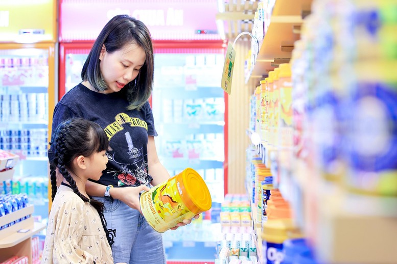Đổi mới sản phẩm, "thay áo" các cửa hàng theo nhận diện thương hiệu mới giúp Vinamilk tiếp cận tốt hơn đến người tiêu dùng, tác động tích cực đến kết quả kinh doanh - Ảnh: VGP/Viên An Đổi mới sản phẩm, "thay áo" các cửa hàng theo nhận diện thương hiệu mới giúp Vinamilk tiếp cận tốt hơn đến người tiêu dùng, tác động tích cực đến kết quả kinh doanh - Ảnh: VGP/Viên An