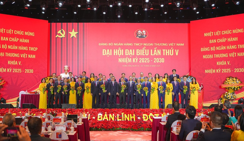 Ban chấp hành Đảng bộ Ngân hàng TMCP Ngoại thương Vietcombank khoá V, nhiệm kỳ 2025-2030 - Ảnh: VGP/Minh Ngọc Ban chấp hành Đảng bộ Ngân hàng TMCP Ngoại thương Vietcombank khoá V, nhiệm kỳ 2025-2030 - Ảnh: VGP/Minh Ngọc