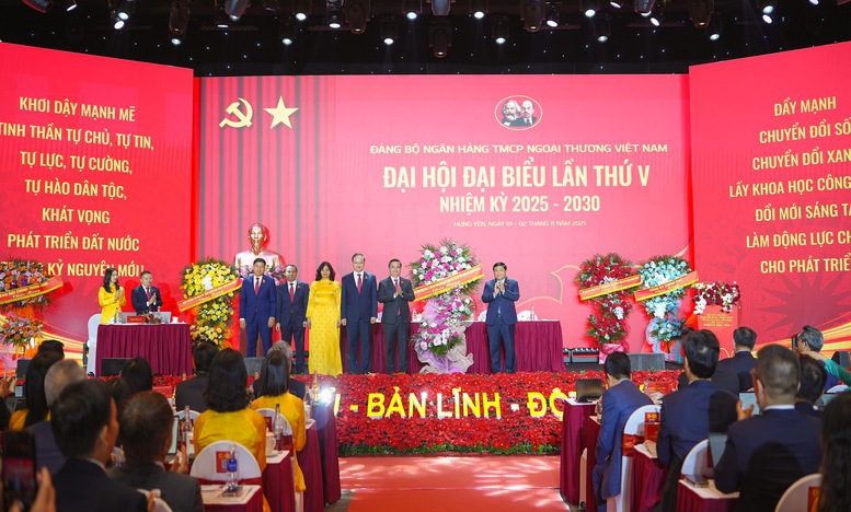 Phó Thủ tướng Nguyễn Chí Dũng tặng hoa chúc mừng Đại hội - Ảnh: VGP/Minh Ngọc Phó Thủ tướng Nguyễn Chí Dũng tặng hoa chúc mừng Đại hội - Ảnh: VGP/Minh Ngọc