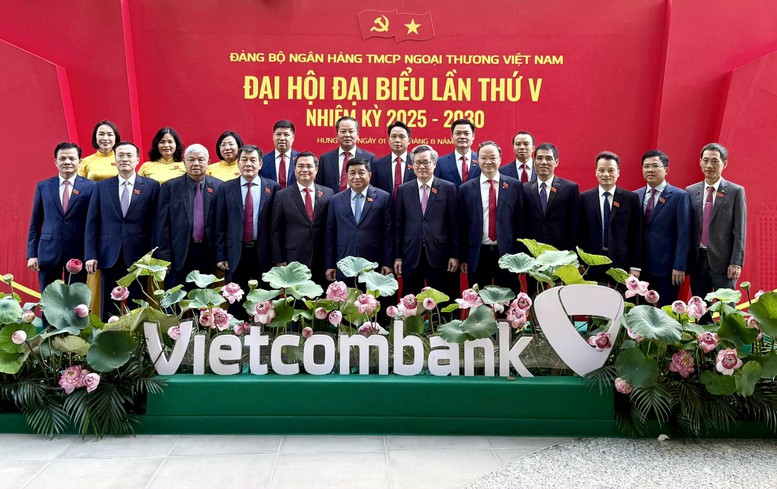Phó Thủ tướng chụp ảnh lưu niệm cùng lãnh đạo Ngân hàng TMCP Ngoại thương Vietcombank và các đại biểu - Ảnh: VGP/Minh Ngọc Phó Thủ tướng chụp ảnh lưu niệm cùng lãnh đạo Ngân hàng TMCP Ngoại thương Vietcombank và các đại biểu - Ảnh: VGP/Minh Ngọc