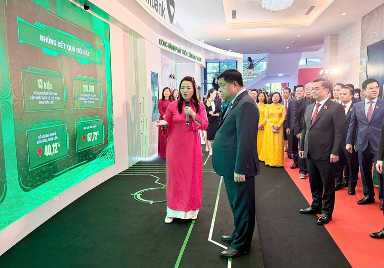 Phó Thủ tướng tham quan triển lãm và nghe giới thiệu về những thành tự nổi bật của Ngân hàng TMCP Vietcombank - Ảnh: VGP/Minh Ngọc Phó Thủ tướng tham quan triển lãm và nghe giới thiệu về những thành tự nổi bật của Ngân hàng TMCP Vietcombank - Ảnh: VGP/Minh Ngọc