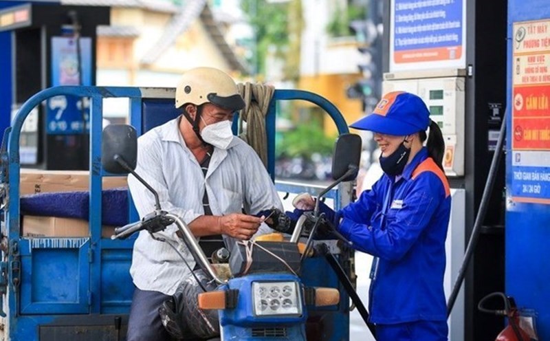 Giá xăng dầu hôm nay 21/8: Bật tăng