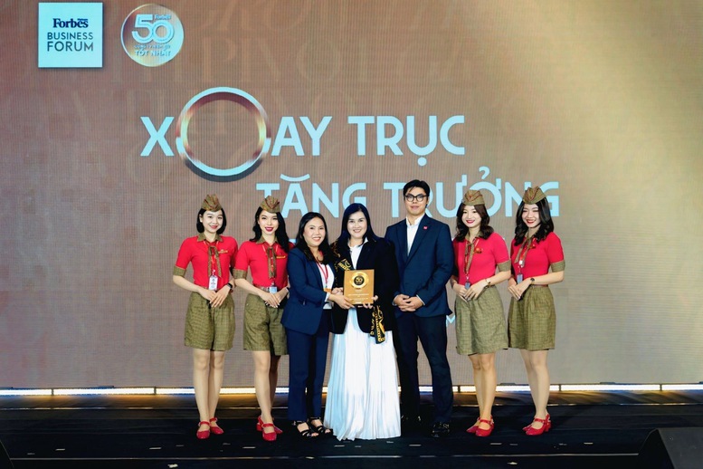 Thành viên HĐQT, Phó Tổng giám đốc, CFO Vietjet Hồ Ngọc Yến Phương (váy trắng) nhận giải thưởng Top 50 Công ty niêm yết tốt nhất Việt Nam Thành viên HĐQT, Phó Tổng giám đốc, CFO Vietjet Hồ Ngọc Yến Phương (váy trắng) nhận giải thưởng Top 50 Công ty niêm yết tốt nhất Việt Nam