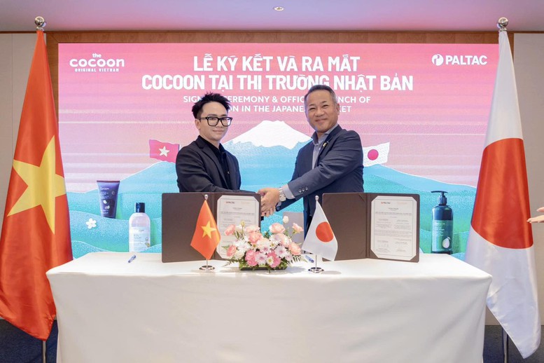 Lễ ký kết hợp tác giữa Cocoon và PALTAC - một trong những nhà phân phối hàng đầu Nhật Bản trong lĩnh vực mỹ phẩm và hàng tiêu dùng - đánh dấu cột mốc đưa Cocoon đến với xứ sở hoa anh đào. Lễ ký kết hợp tác giữa Cocoon và PALTAC - một trong những nhà phân phối hàng đầu Nhật Bản trong lĩnh vực mỹ phẩm và hàng tiêu dùng - đánh dấu cột mốc đưa Cocoon đến với xứ sở hoa anh đào.