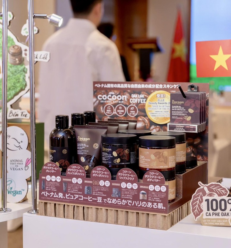 Quầy kệ trưng bày sản phẩm Cocoon tại Nhật Bản. Quầy kệ trưng bày sản phẩm Cocoon tại Nhật Bản.
