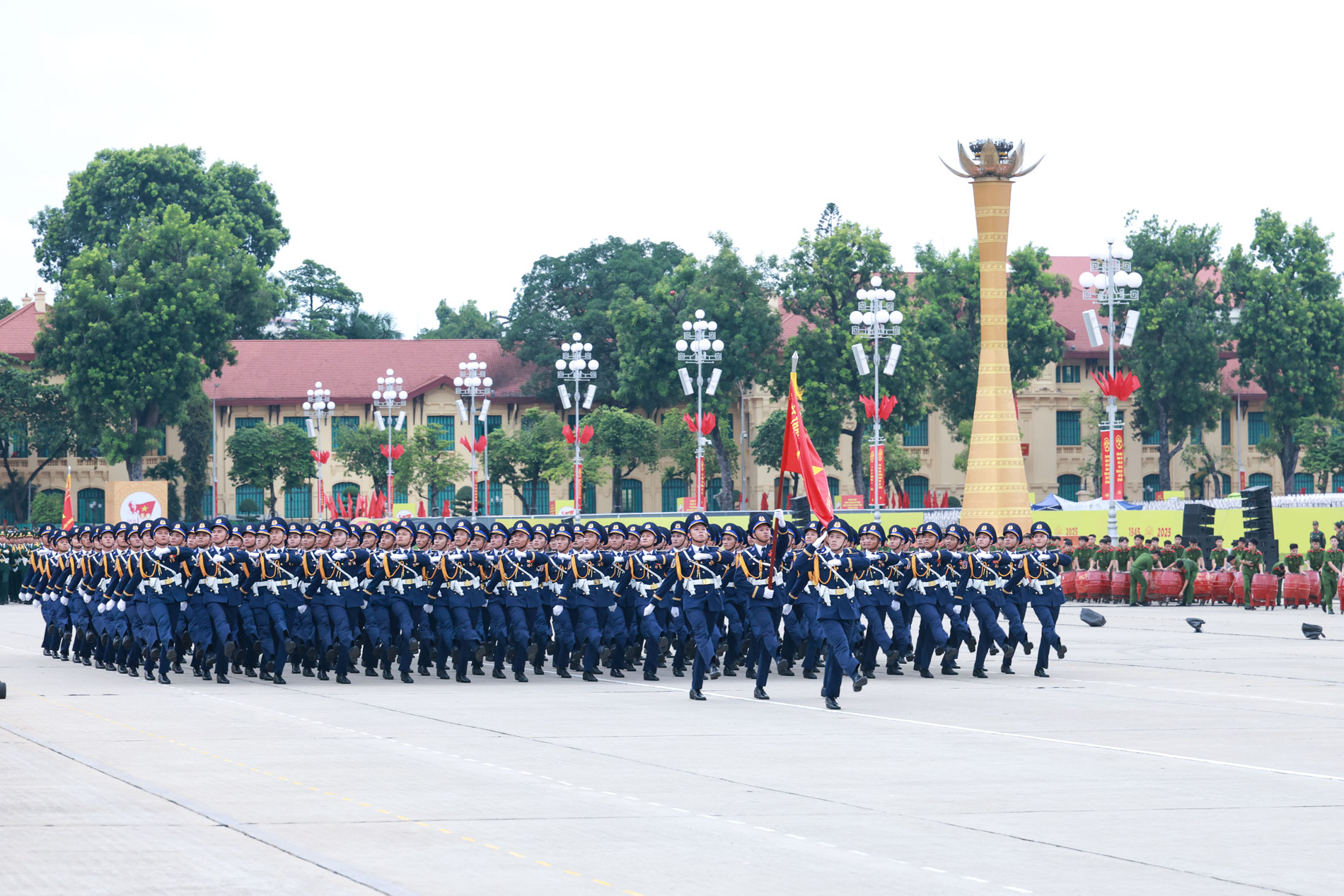 Vinh dự và tự hào khi được diễu hành trong vòng tay nhân dân