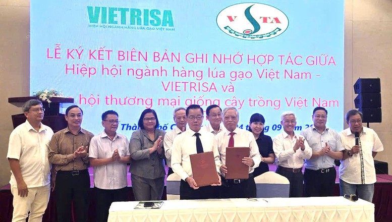 Ký kết Biên bản ghi nhớ hợp tác giữa Hiệp hội Ngành hàng lúa gạo Việt Nam và Hiệp hội Thương mại giống cây trồng Việt Nam - Ảnh: VGP/LS Ký kết Biên bản ghi nhớ hợp tác giữa Hiệp hội Ngành hàng lúa gạo Việt Nam và Hiệp hội Thương mại giống cây trồng Việt Nam - Ảnh: VGP/LS