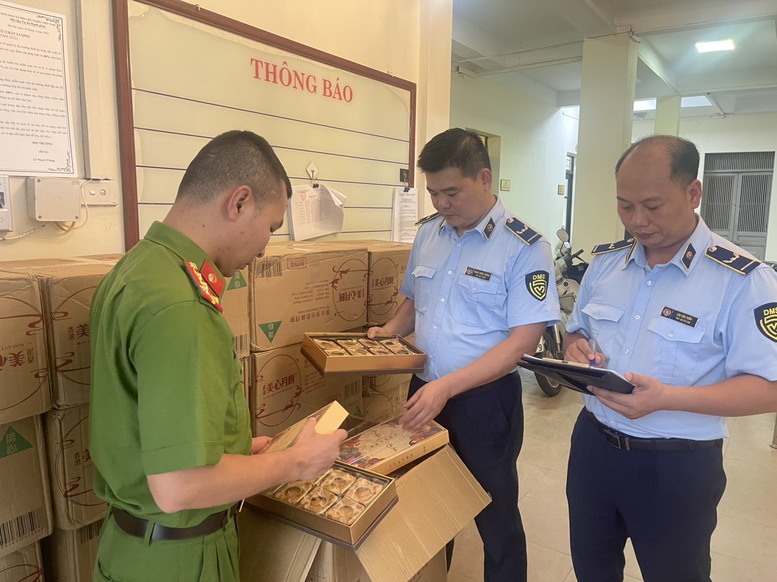 Công tác kiểm tra tập trung vào việc đánh giá tình hình quản lý, chỉ đạo và triển khai các biện pháp đảm bảo an toàn thực phẩm; đồng thời kiểm tra việc chấp hành quy định pháp luật của các cơ sở sản xuất, chế biến, kinh doanh bánh Trung thu. Công tác kiểm tra tập trung vào việc đánh giá tình hình quản lý, chỉ đạo và triển khai các biện pháp đảm bảo an toàn thực phẩm; đồng thời kiểm tra việc chấp hành quy định pháp luật của các cơ sở sản xuất, chế biến, kinh doanh bánh Trung thu.