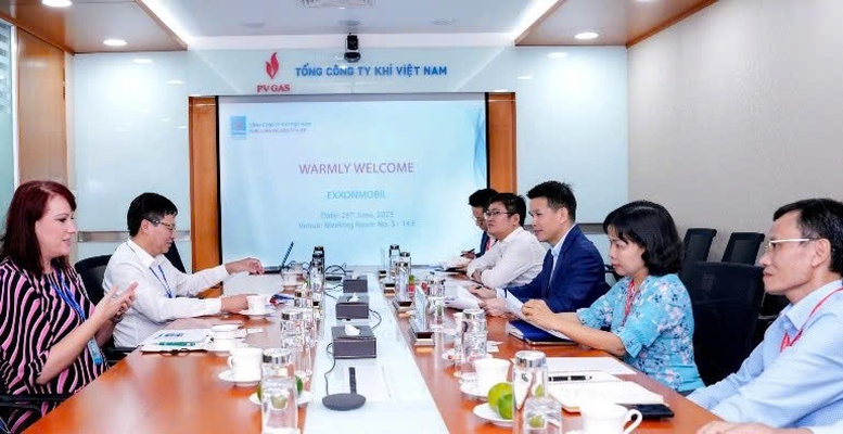 Tổng Giám đốc PV GAS thảo luận với đoàn công tác của ExxonMobil về cơ hội hợp tác kinh doanh LNG quốc tế - Ảnh: VGP/Lê Nguyễn