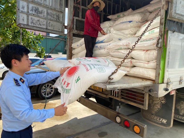 Nghệ An: Phát hiện, tạm giữ 3 tấn đường cát nhập lậu