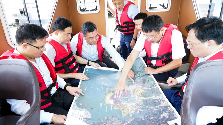 Đồng chí Lê Mạnh Hùng cùng lãnh đạo Petrovietnam khảo sát khu vực dự kiến xây dựng tổ hợp lọc hóa dầu tại Long Sơn Đồng chí Lê Mạnh Hùng cùng lãnh đạo Petrovietnam khảo sát khu vực dự kiến xây dựng tổ hợp lọc hóa dầu tại Long Sơn