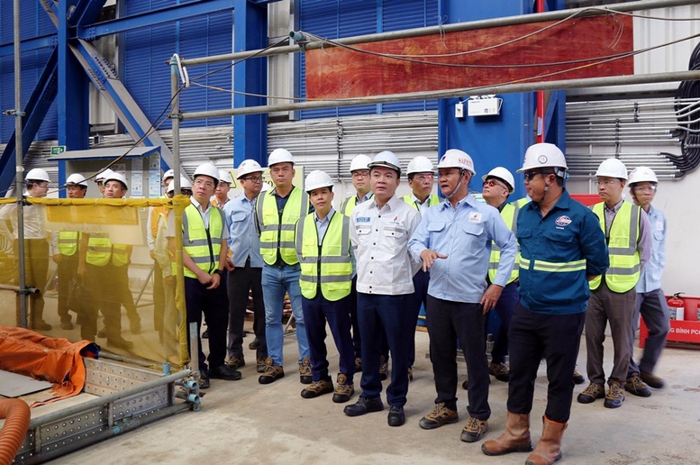 Chủ tịch Petrovietnam Lê Mạnh Hùng khảo sát Dự án Hywind Tampen tại Gulen, Nauy Chủ tịch Petrovietnam Lê Mạnh Hùng khảo sát Dự án Hywind Tampen tại Gulen, Nauy