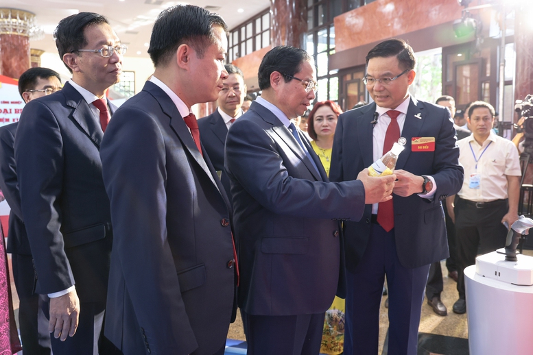 Ông Lê Mạnh Hùng, Bí thư Đảng ủy, Chủ tịch HĐTV Petrovietnam giới thiệu với Thủ tướng Phạm Minh Chính về các sản phẩm mới trong trụ cột công nghiệp