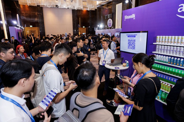 Gian hàng Vinamilk thu hút sự quan tâm của nhiều khách tham dự tại sự kiện AWS Cloud Day Việt Nam 2025 - Ảnh: AWS